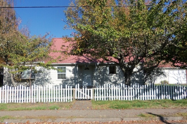 Special --1/2 off first months rent. - Special --1/2 off first months rent. House