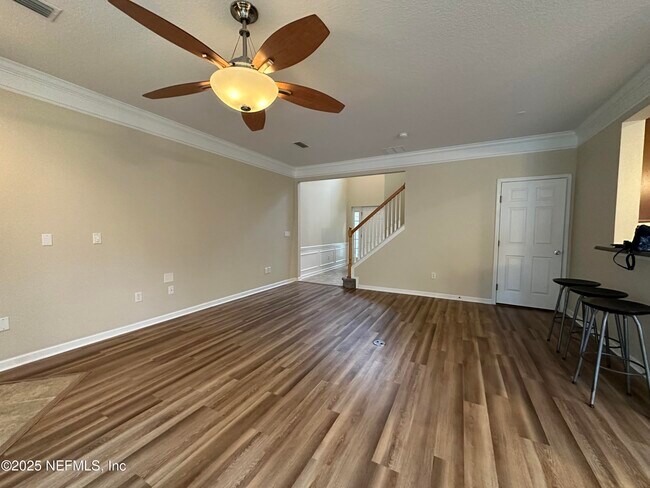 Photo - 11197 Castlemain Cir W