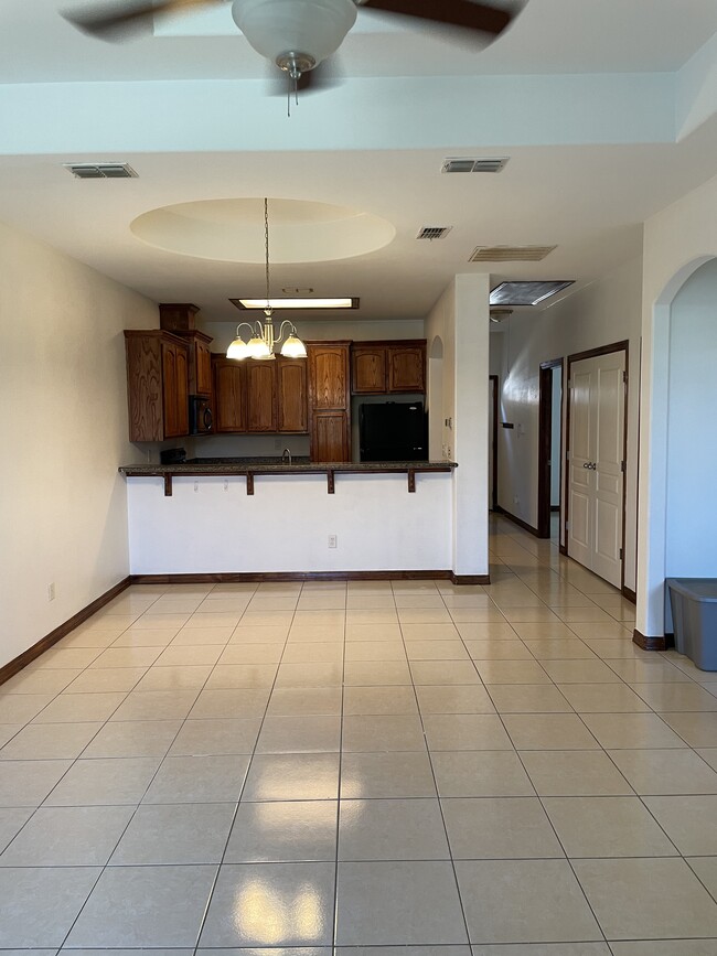 Building Photo - 3043 Scotland Dr Unit 1