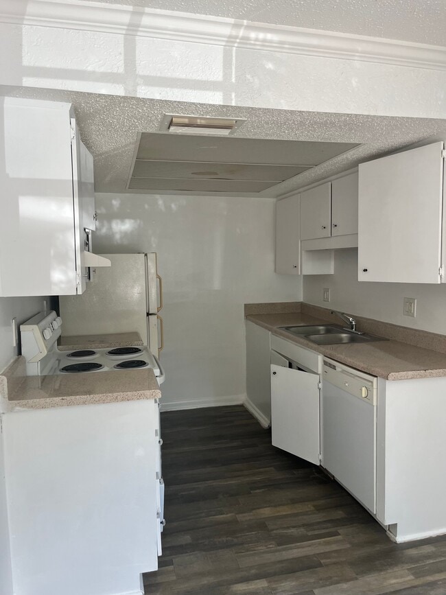 Photo - 3215 Baird Ave Unidad J-65