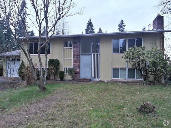 Building Photo - Ideal Split-Level Lake Hills Home