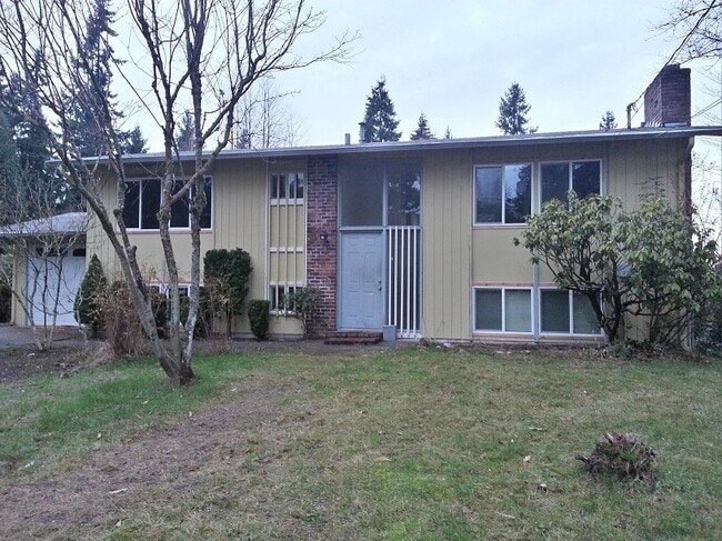 Ideal Split-Level Lake Hills Home - Ideal Split-Level Lake Hills Home