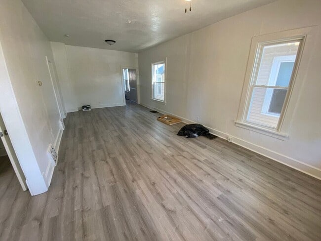 Photo - 715 W 2nd St