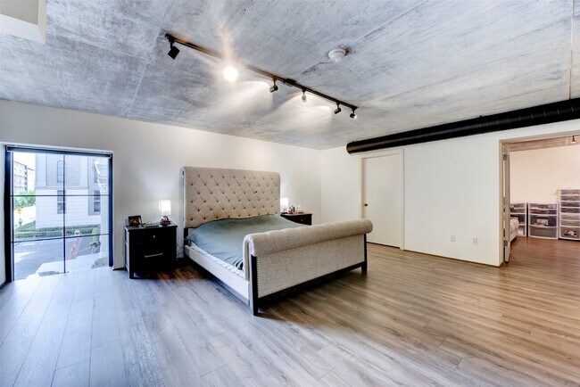 Photo - 1005 S Shepherd Dr