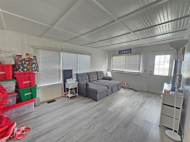 Photo - 321 4th St W