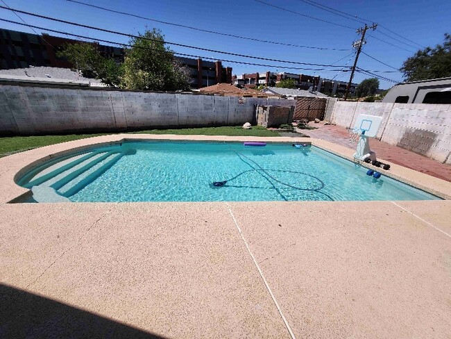 Photo - 2829 W Marshall Ave