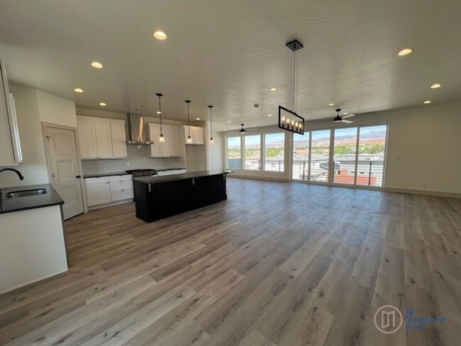 Photo - 664 E Desert Cactus Dr