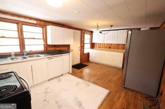 Photo - 140 Bell Ave SE