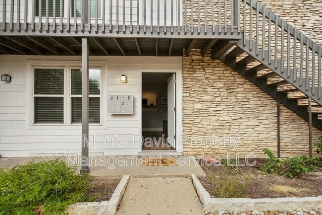 Photo - 2504 Manor Cir Unit B
