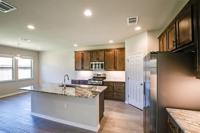 Photo - 837 Falkland Trace