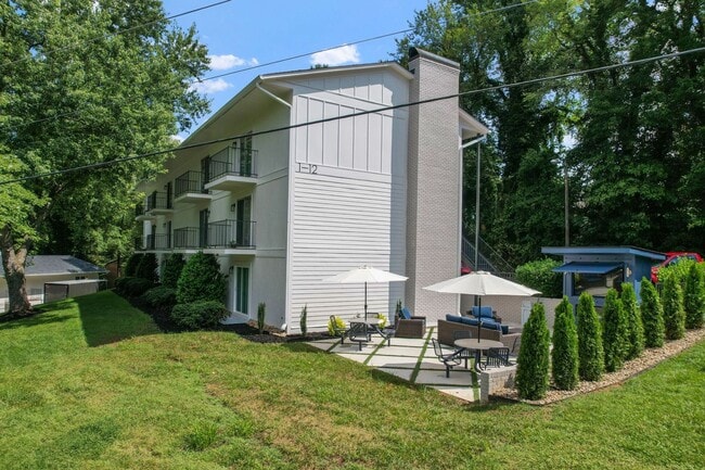 Building Photo - 1 Bed, 1 Bath Furnished Apartment  – Great Location & Amenities! Flexible Lease Terms Available Unit 4