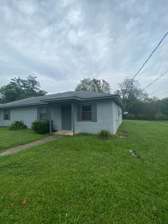 Building Photo - Duplex In Lake Jackson