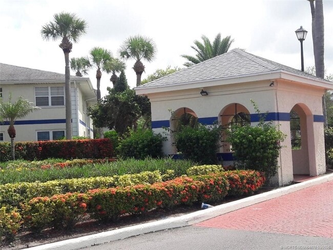 Building Photo - 1524 SE Royal Green Cir Unit 101