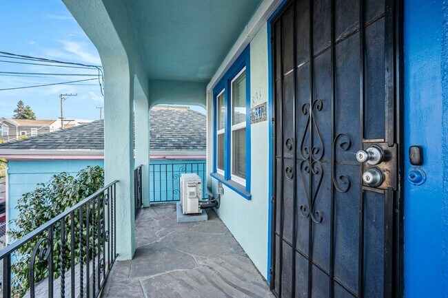 Photo - 831 E 17th St