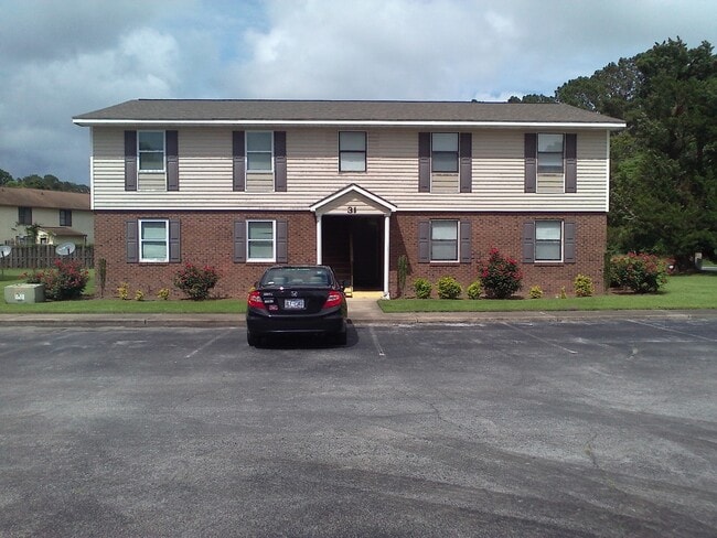 Building Photo - Coming Soon!   2 Bedroom, 1 Bath Downstairs Apartment