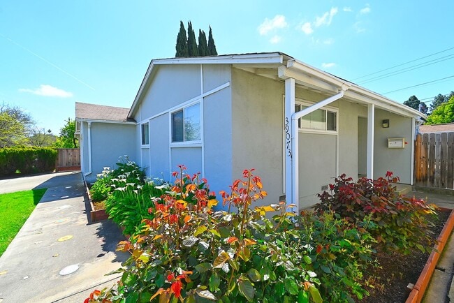 Photo - $3490 / 3 BED, 2 BATH BEAUTIFUL SUNDALE HOME