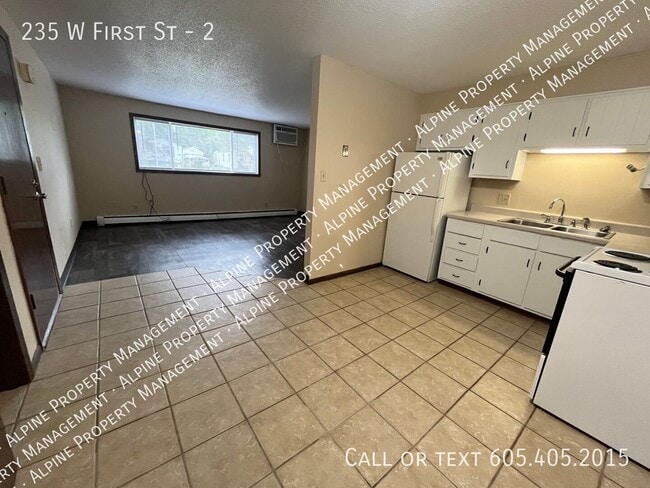 Building Photo - 235 W 1st St Unit 2