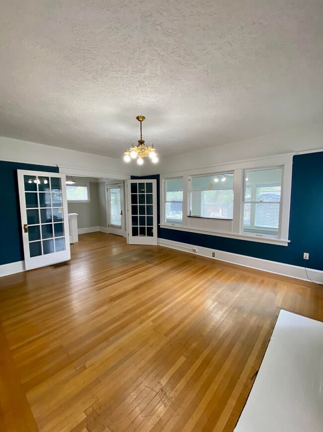 Photo - Beautiful Craftsman on Broadway with Live-...