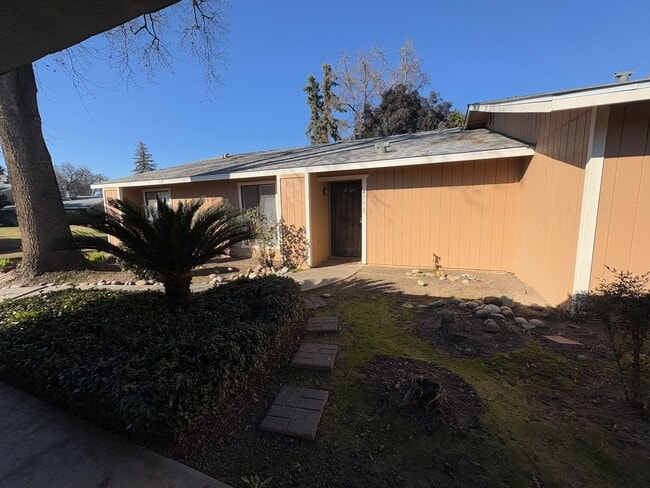 Building Photo - NW Condo Available Now!