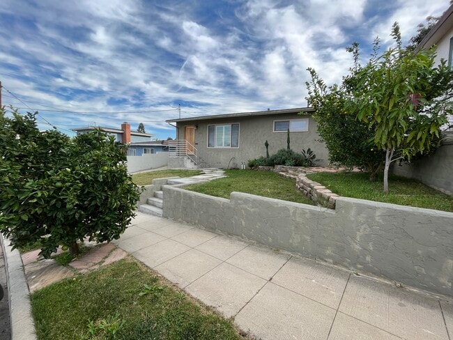 Building Photo - 1133 W Crestwood Ave