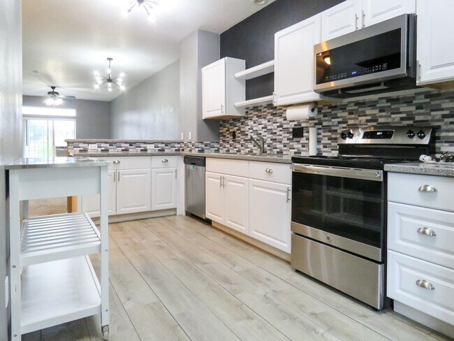 Photo - 2 Bedroom Plus Bonus Room - Tigard Townhom...