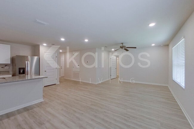 Photo - 389 Monarch Ln