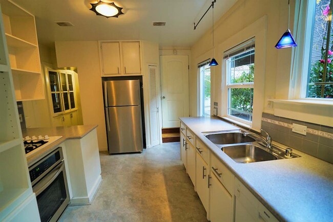 Photo - 2836 Derby St