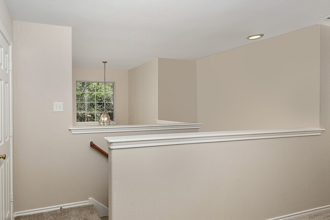 Building Photo - 10 Peach Ridge Pl