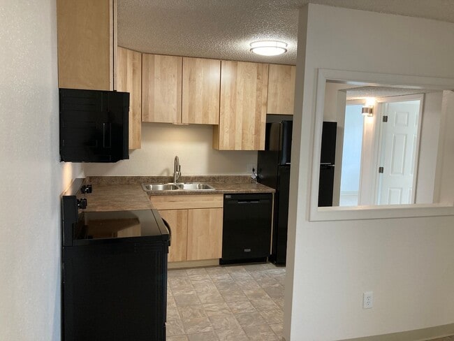 Photo - BEAUTIFUL 3-BR, 2-BA Condo with Everything Completely Remodeled! Everything Brand New! Views of O... Unidad 104