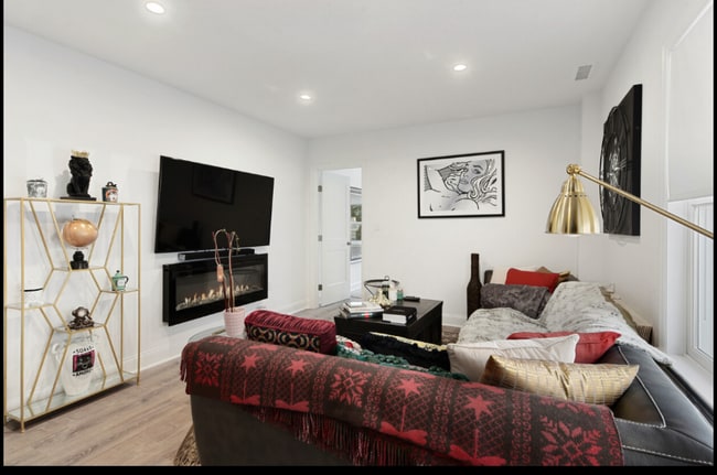 Building Photo - 27 S Greeley Ave Unit 1