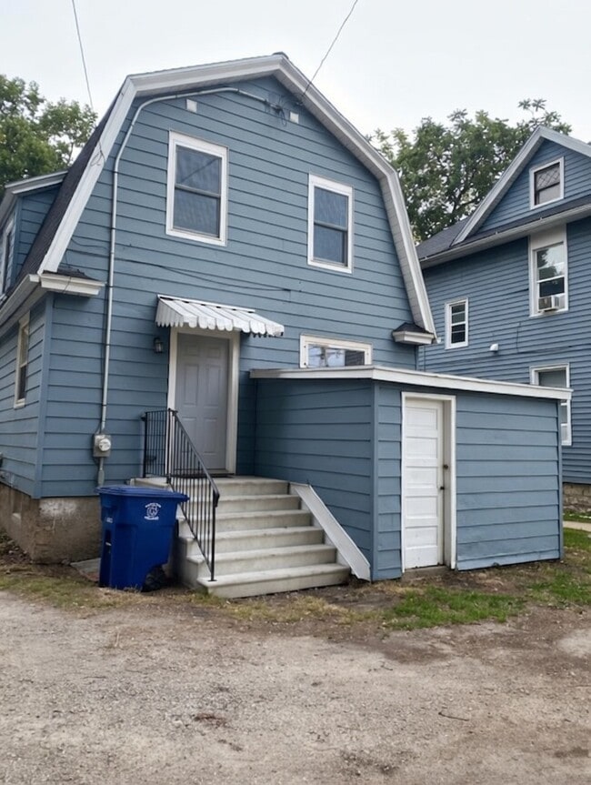 Photo - 305 S Van Buren St