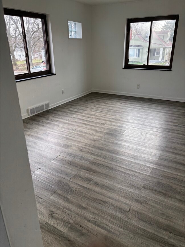 Photo - 151 Niagara Ave Unit 1