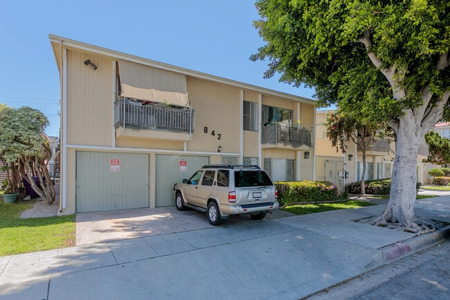 Photo - 830-842 Elm Ave Apartments