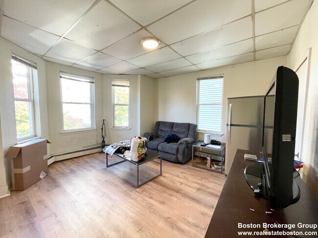 Photo - 1572 Tremont St Unidad 2 Rental