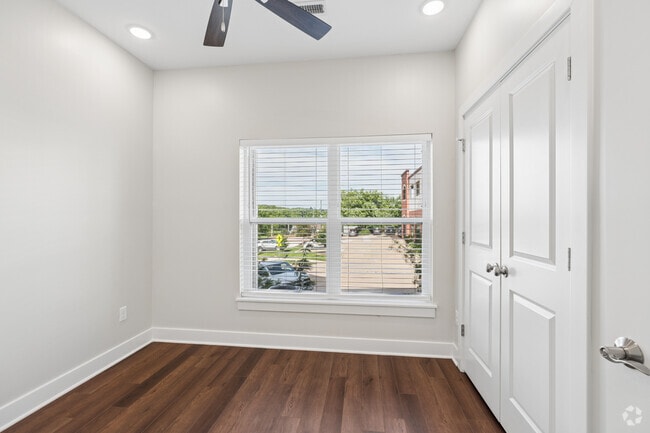 1BR, 1BA - 600SF - Bedroom