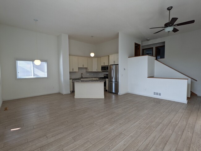 Zona de estar principal con vistas a la cocina. - 248 6th Street Northeast