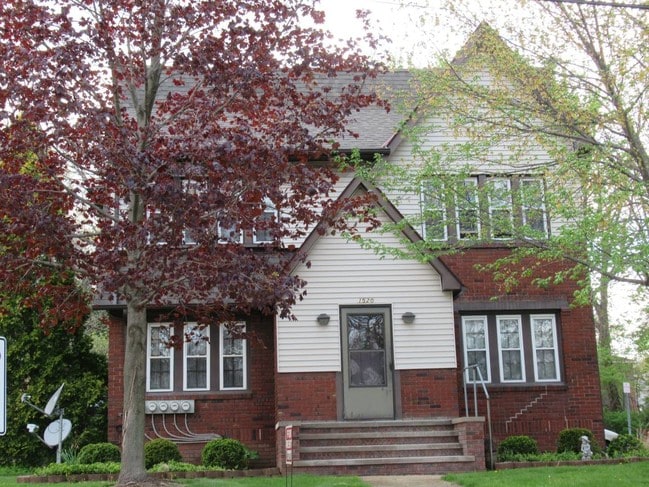 Building Photo - 1520 Front St Unit 2
