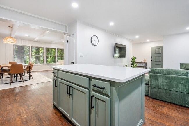 Photo - 5 bed / 3 Bath Furnished Rental House in Huntsville, AL 35801