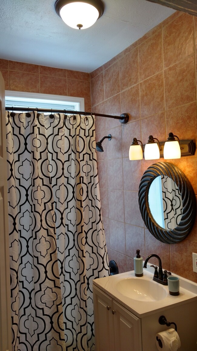 All Tiled-Bath - 276 Oriental Pl Unit 4