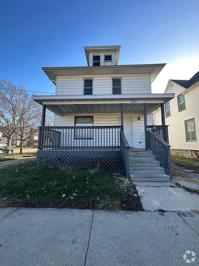 Building Photo - 3BD/1BA TWO-STORY HOME