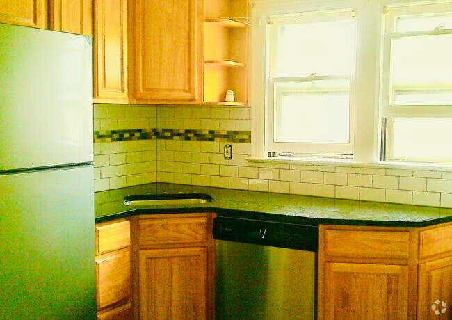 Building Photo - 180 Highland Ave Unit #2 entire 2nF Rental