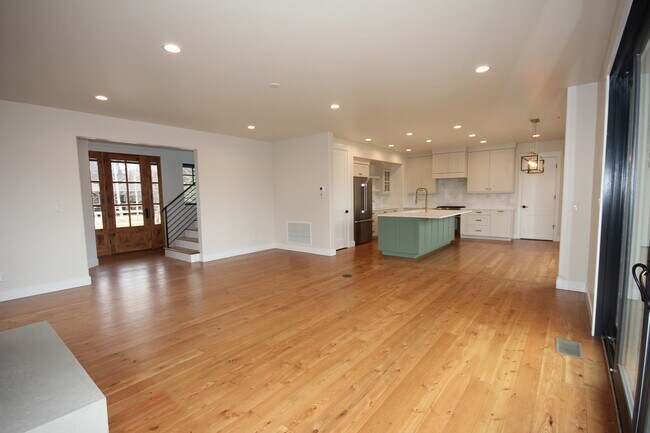 Photo - 1023 Creekview Dr