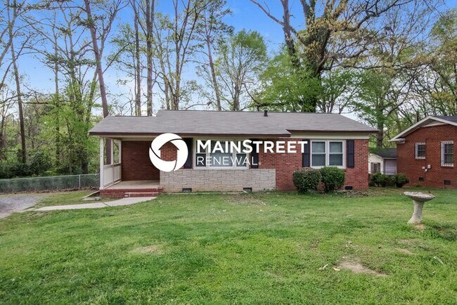 Building Photo - 2 Bedroom Pet-Friendly Home in Charlotte, NC with Main Street Renewal