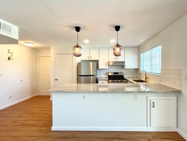 Photo - **** $1000 Off first months rent if you move in by the end of February**** Newly Remodeled Apartm... Unidad 4210-102