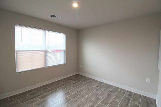 Photo - 105 S Peak Dr