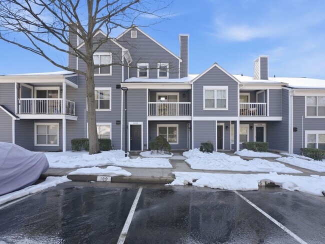 Building Photo - Perfectly situated in the highly sought-after Ponds of Centreville community!