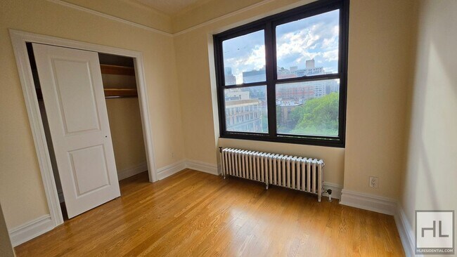 Sunlit 8th-Floor 1-Bed with Skyline Views in East Village