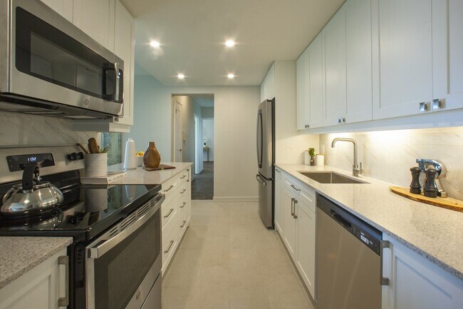 Photo - La Salle Towers