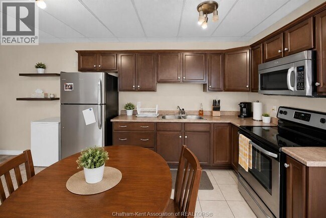 Photo - 255 William St S