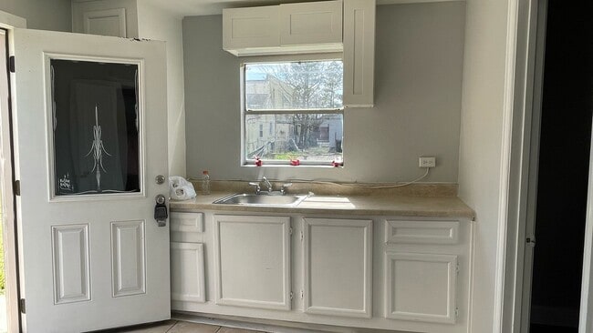Photo - 413 N LIVE OAK St